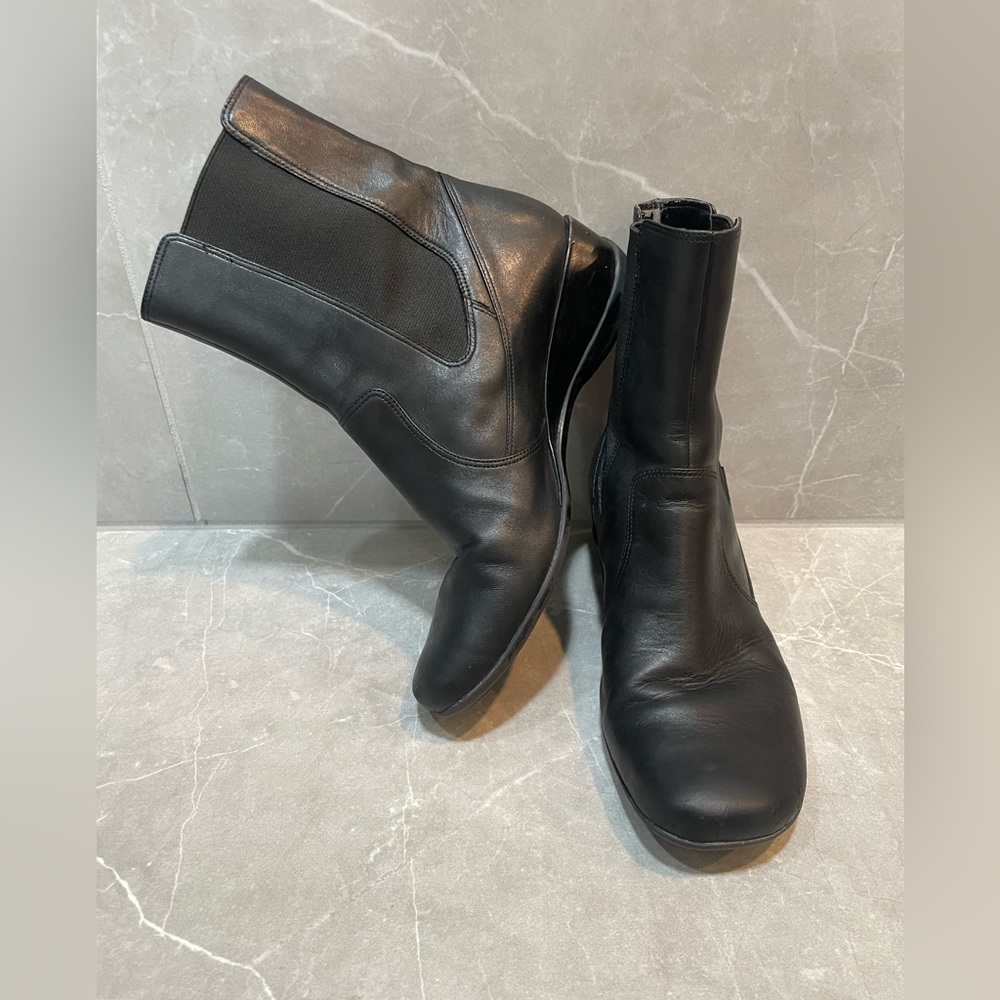 Kenneth Cole Reaction Women’s Classic Black Leather Ankle Chelsea Boots Size 7 - Picture 2 of 10
